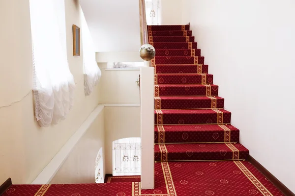 Escaleras cubiertas con alfombra roja —  Fotos de Stock