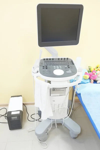 Quarto de hospital com máquina de ultra-som — Fotografia de Stock