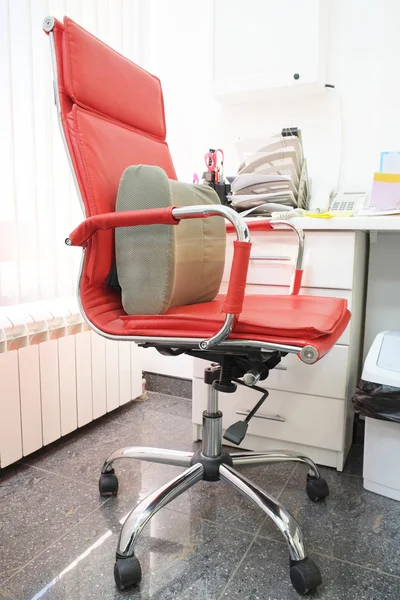 Chaise de bureau rouge — Photo