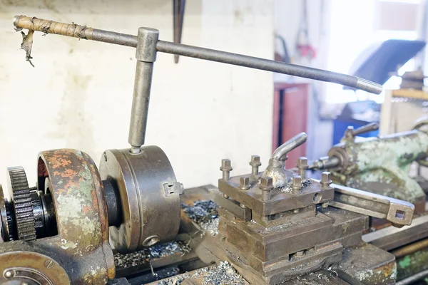 Torno de máquina en un taller — Foto de Stock