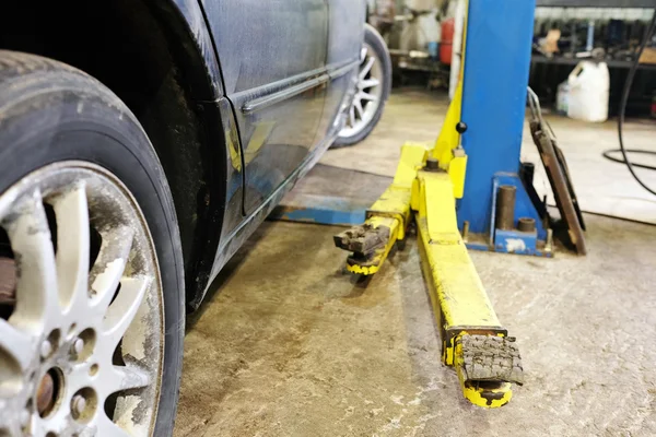 Lift in een garage voor zorg — Stockfoto