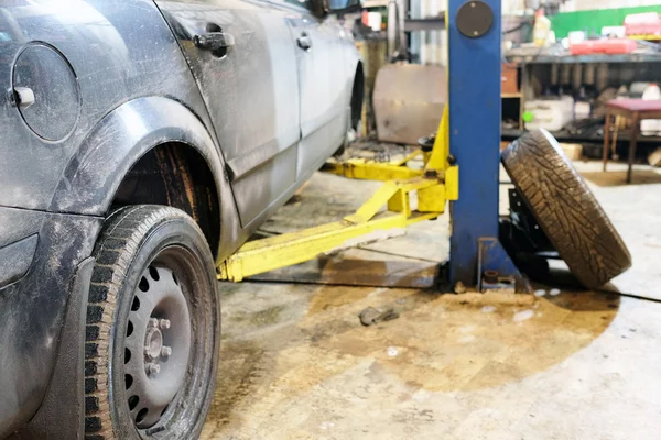 Lyft i en bil vård garage — Stockfoto