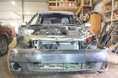 Arabanın kaputu altında