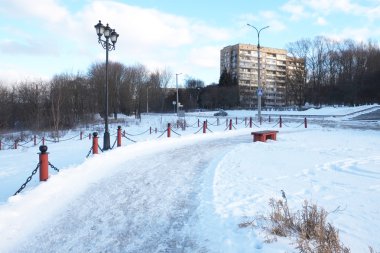 Şehir içinde karlı parça