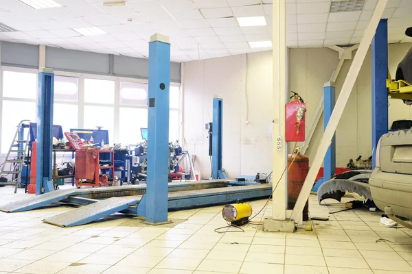 Garaje de reparación de coches con ascensor —  Fotos de Stock