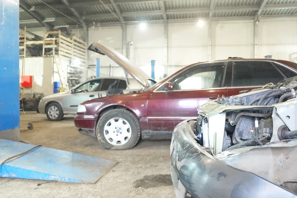 Cars is prepared for repair — Stock Photo, Image