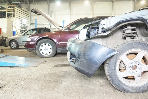 Cars is prepared for repair — Stock Photo, Image