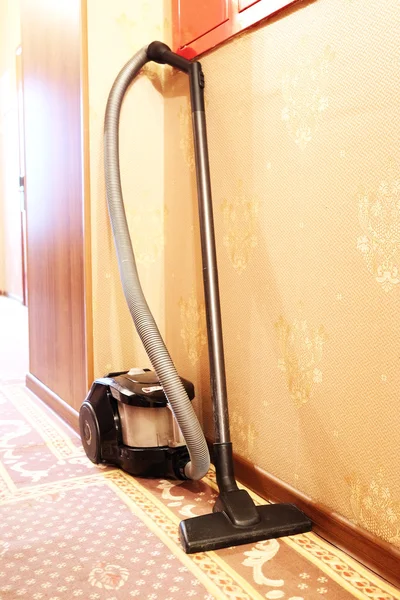 Koridorda elektrikli süpürge — Stok fotoğraf