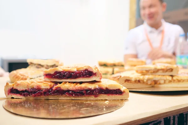 Pastel de primer plano con frambuesas — Foto de Stock