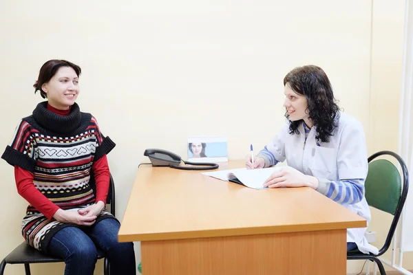 Paziente donna dal medico — Foto Stock