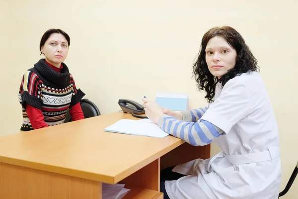 Femme médecin dans sa salle de consultation — Photo