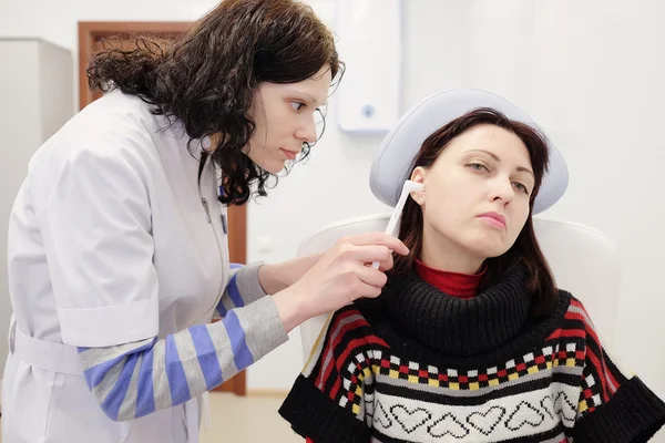 Paciente mulher no médico — Fotografia de Stock