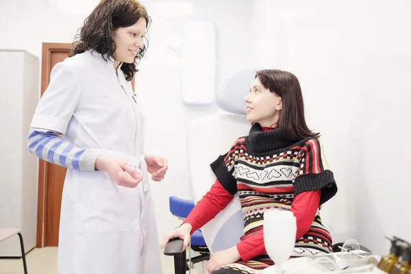 Paciente mulher no médico — Fotografia de Stock