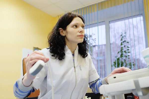 Läkare gör ultraljud för att patienten — Stockfoto