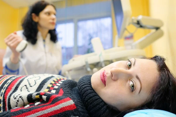 Médecin faisant une échographie au patient — Photo