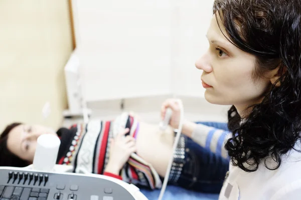 Médico haciendo ultrasonido al paciente —  Fotos de Stock