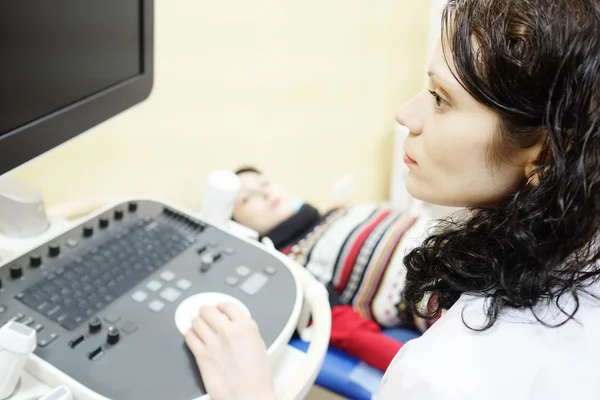 Läkare gör ultraljud för att patienten — Stockfoto