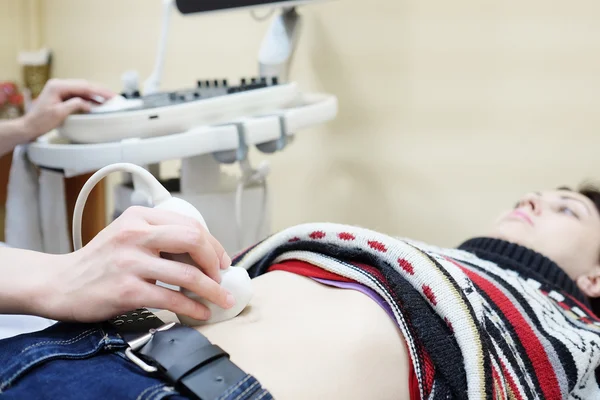 Médico haciendo ultrasonido al paciente —  Fotos de Stock