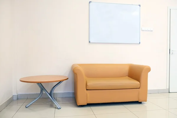 Кожаный диван и стол — стоковое фото