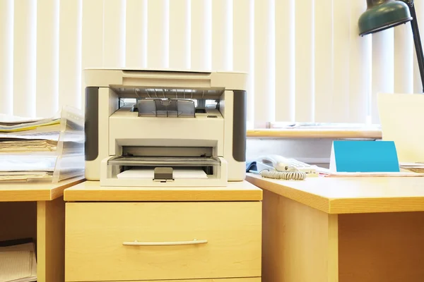 Interieur van een kantoor met het beeld van een printer — Stockfoto
