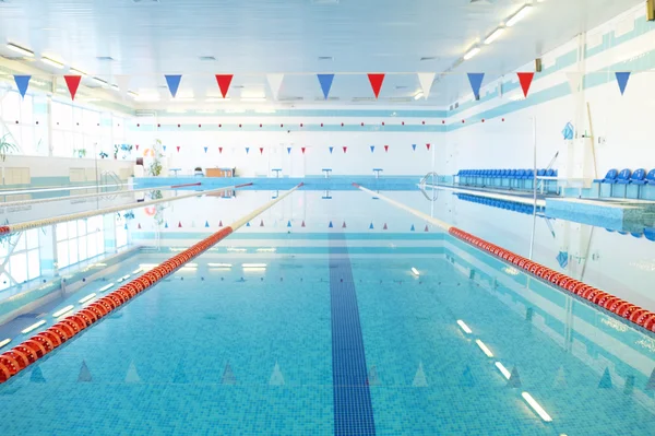 Innenraum eines öffentlichen Schwimmbades — Stockfoto