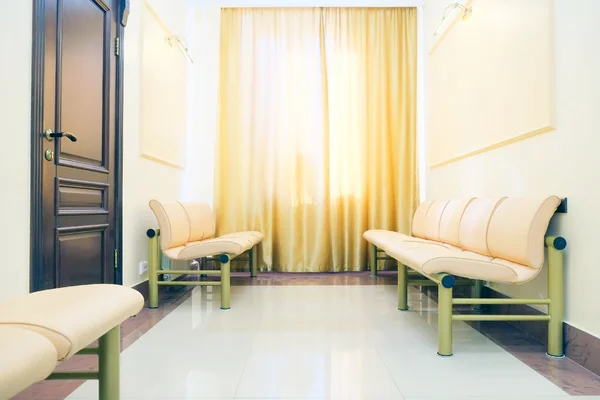Интерьер зала в медицинской клинике — стоковое фото