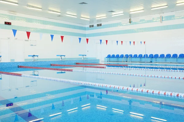 Innenraum eines öffentlichen Schwimmbades — Stockfoto