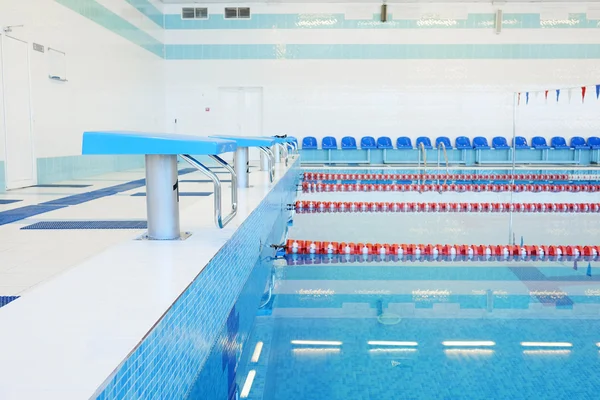 Innenraum eines öffentlichen Schwimmbades — Stockfoto