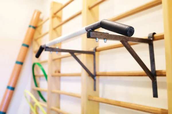 Appareils de gymnastique dans une salle de gym — Photo