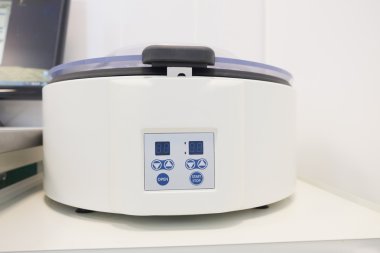 Tablo tıbbi santrifüj