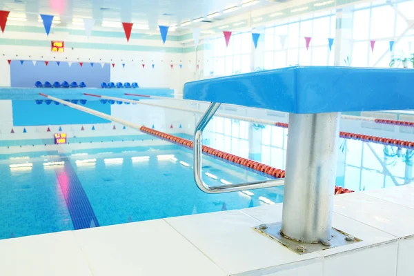 Innenraum eines öffentlichen Schwimmbades — Stockfoto