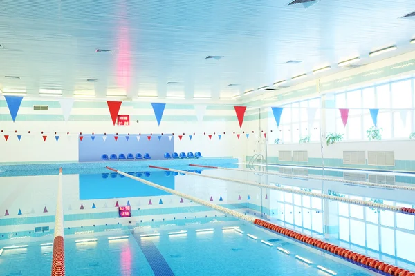 Innenraum eines öffentlichen Schwimmbades — Stockfoto