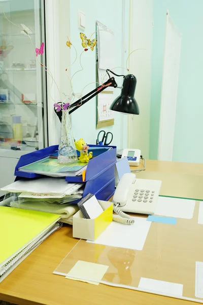 Офисный стол с офисными инструментами — стоковое фото