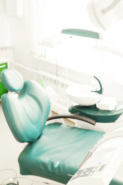 Sprzęt stomatologiczny na fotelu dentystycznym — Zdjęcie stockowe
