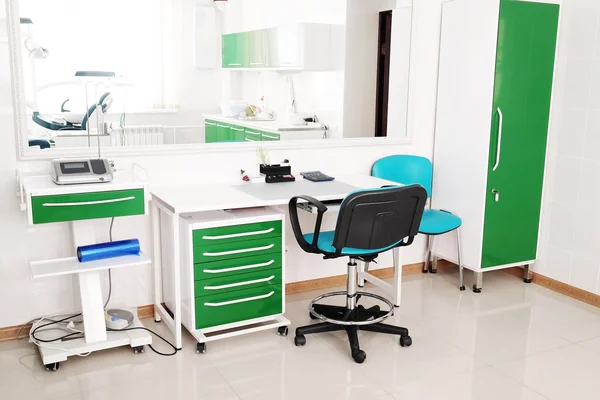 Biurko lekarz w klinice stomatologicznej — Zdjęcie stockowe
