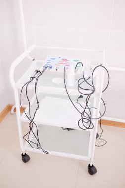 Salonda tıbbi arabası