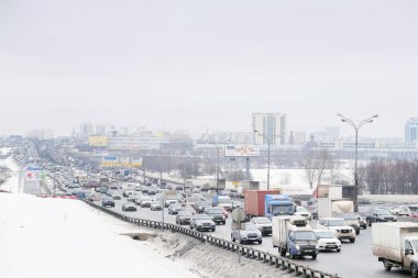 Trafik jam Moskova'da karayolu üzerinde