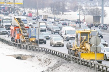 Trafik jam Moskova'da karayolu üzerinde