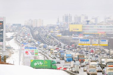Trafik jam Moskova'da karayolu üzerinde