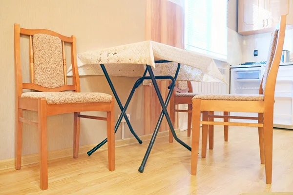 Dapur dengan meja dan kursi — Stok Foto