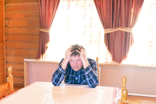 Man sitting at a table — Zdjęcie stockowe