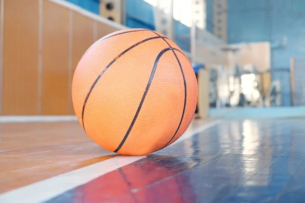 Basketbal op de verdieping close-up — Stockfoto