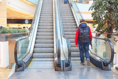 alışveriş merkezinde yürüyen adam