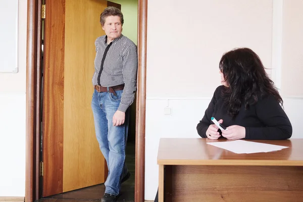 Man voert in een auditorium — Stockfoto