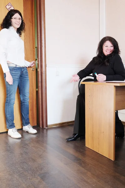 Lo studente entra in un auditorium — Foto Stock