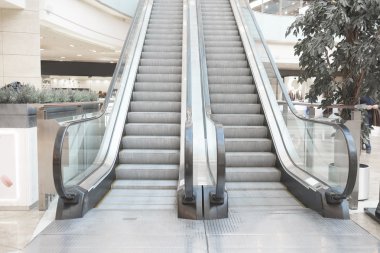 Alışveriş merkezinde boş yürüyen merdiven