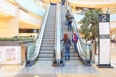 Afimall şehir alışveriş merkezinde yürüyen merdiven