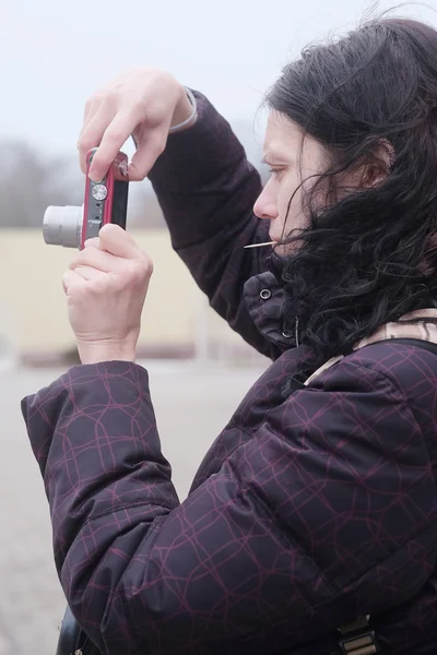 Fotograaf vrouw houdt camera — Stockfoto