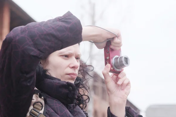 Photographe femme tient la caméra — Photo