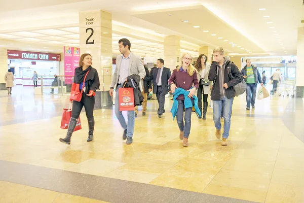 Pessoas no centro comercial Afimall City — Fotografia de Stock